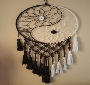 Crescent Moon Dream Catcher avec des accents de turquoise idéal pour les décorations murales pour le salon, la chambre à coucher disponible en gros - Product Image 3