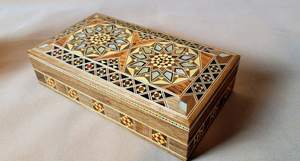 Boîte à bijoux élégante et moderne en bois avec incrustations de nacre, motif floral décoratif, fabriquée à la main, pour la décoration de la maison, cadeaux - Product Image 5