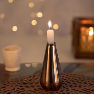 Portavelas de metal dorado y cobre para velas de cera, ideal para cenas a la luz de las velas y fiestas. - Product Image 3