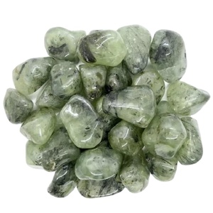 Pierres de préhnite polies, pierres précieuses vertes naturelles de forme irrégulière pour la décoration intérieure Feng Shui, agate de Rais du Gujarat - Product Image 1
