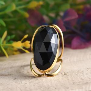 Bague en pierre précieuse d'onyx noir faite à la main Bijoux audacieux et minimalistes parfaits pour la méditation ou le travail et les cadeaux disponibles à la vente - Product Image 3