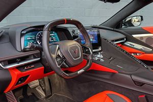 Corvette Z06 Convertible 3LZ 2025 ~4,300 Millas, Motor V8 LT6 de 670 hp, Paquetes de Apariencia Aerodinámica y del Motor en Carbono, Interior Habanero - Product Image 4