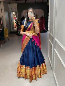 Belle Designer Soie Lehenga Choli avec Zari Tissage Travail pour Demoiselles d'Honneur ou Mariage Elégant Mariage Lehenga Choli - Product Image 4