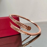 Nouveau Bracelet en Cuivre Léger Fait Main de Luxe, Couleurs Naturelles, Personnalisable avec Logo Brodé pour Événements Festifs – Création Antique