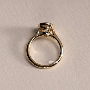 แหวนหมั้นเพชรทรงกลมแบบฝังขอบ  ความใส VVS ทองคำแท้ 18K เพชรเพาะเลี้ยงในห้องปฏิบัติการ ดีไซน์หรูหรา ปรับแต่งได้ในสีทองคำขาว ทองคำเหลือง และทองคำชมพู - Product Image 3