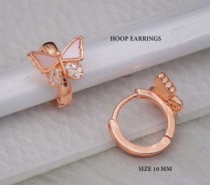ต่างหูห่วงดีไซน์ผีเสื้อชุบทอง โลหะผสมคุณภาพสูง ประดับด้วยหินคิวบิกเซอร์โคเนียระยิบระยับ ใส่ได้หลากหลายโอกาส - Product Image 3