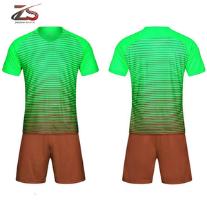 Uniforme de fútbol personalizado al por mayor, diseño personalizado hecho en Pakistán - Product Image 3