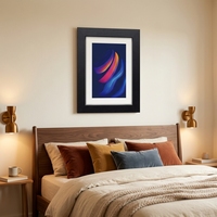 Cadre photo vertical abstrait néon tourbillonnant en bois noir avec passe-partout blanc, peinture créative à pinceaux, écologique, à changement de couleur
