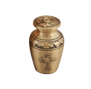 Urne décorative de souvenir de crémation en laiton gravé de coeur pour les cendres adultes Urnes de souvenir fabriquées à la main - Product Image 5