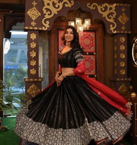 Nouveau mariage ethnique et vêtements de fête Malay Satin soie lourde séquence brodée Lehenga et Choli avec Dupatta brodé - Product Image 5