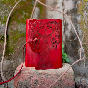 Journal en cuir Mère Terre, livre de sorts fait main, œuvre d'art artisanale en découpe, papier à bords festonnés, grimoire rustique - Product Image 2