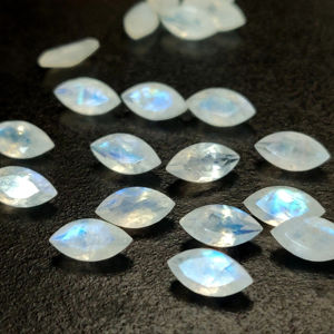 พลอยหลวมสีรุ้งมูนสโตนตัดเหลี่ยมเพชรพลอย2x4มม. สีฟ้าดูดี - Product Image 1