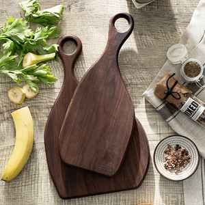 Planche à découper et à servir en noyer noir irrégulier, très vendue, avec trou, pour fromages, fruits et légumes – Collection Natural House - Product Image 2