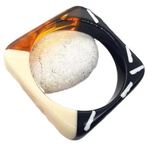 Conception de couleur personnalisée Bracelet de mode en résine transparente de haute qualité Bracelet en acrylique de bonne qualité en résine directement de l'Inde - Product Image 1