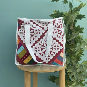 Sac fourre-tout matelassé en coton fait à la main pour femmes Patchwork à motifs personnalisés imprimé pour un usage quotidien et voyage-cadeau parfait - Product Image 1