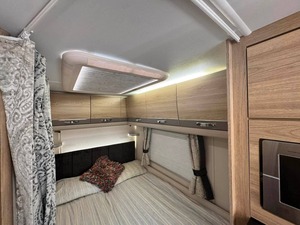 Camping-car de luxe Aunte GTS en aluminium gris, 4-6 personnes, une chambre, climatiseur, réfrigérateur, chauffe-eau, cuisinière, télévision, tout-terrain - Product Image 6