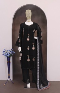 Costume pakistanais prêt-à-porter en faux georgette avec de riches broderies, parfait pour les fêtes, les occasions et les événements festifs - Product Image 6