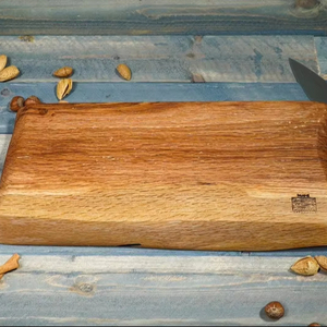 Planche à découper en bois d'acacia rustique durable, faite à la main, planche de cuisine polyvalente avec couteau à fromage en acier inoxydable inclus - Product Image 1