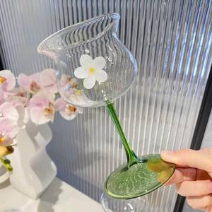 Verres à vin en verre modernes et élégants avec des accents floraux symbolisant la célébration, la détente et le plaisir raffiné - Product Image 5