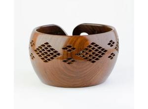 Bol à laine en bois naturel artisanal avec guide à laine lisse pour les passionnés de tricot et de crochet, disponible à un prix abordable - Product Image 2