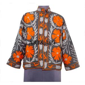 Chaqueta de mujer con bordado floral hecho a mano, estilo Suzani, entallada, acolchada, transpirable, ecológica, para invierno, para uso en exteriores. - Product Image 6