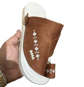 Sandalias árabes de moda, zapatillas de cuero PU para hombre de primera calidad, suela de goma robusta a medida para amantes de la moda en Arabia Saudita y Dubái - Product Image 2