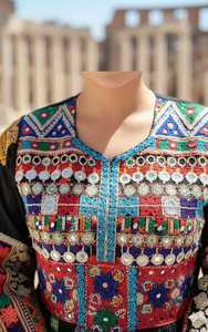 Mujer elegante con vestido negro tradicional con chaqueta Balochi bordada en rojo brillante y rosa con intrincado - Product Image 4