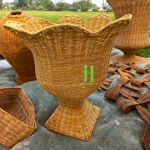 Urna de mimbre moderna para decoración del hogar Con pedestal (44 '') Florero de mimbre tejido a mano OEM Personalizar tamaños y colores de la fábrica de Vietnam - Product Image 3