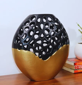 Lujoso jarrón de aluminio dorado en relieve, con motivos florales detallados y silueta elegante, mostrando bellamente rosas - Product Image 4