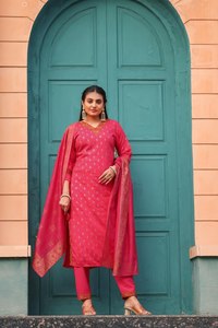 ชุดเสื้อผ้าปักลายดีไซเนอร์ จอร์เจตต์ พร้อมผ้าคลุมไหล่ สีชมพู - Product Image 5