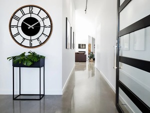 Horloge murale ronde en métal noir de luxe Le design moderne unique ajoute un look élégant et sophistiqué à n'importe quelle pièce ou bureau - Product Image 4