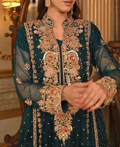 Magnifique robe Lehngah Choli, fabriquée à la main avec des broderies complexes, des perles et des détails de paillettes, avec un magnifique dupatta. - Product Image 6