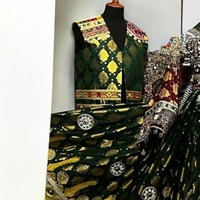 Robe de mariée traditionnelle afghane en velours avec broderies à la main et travail de miroir, et ensemble dupatta vert décontracté