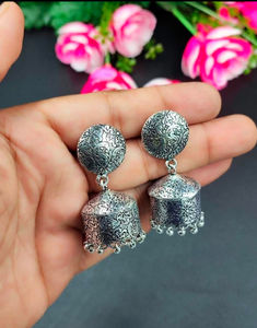 Boucles d'oreilles Jhumka hautement polies oxydées pour femmes Boucles d'oreilles traditionnelles plaquées argent antique Bijoux de mariée légers - Product Image 2