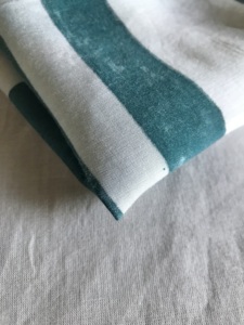 Tela de Algodón Estampada a Mano con Diseño de Rayas Onduladas en Verde Azulado y Blanco |   Textil Indio Minimalista con Rayas - Product Image 3