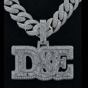 Colgante con Inicial Personalizada con Moissanita, Plata S925, Joyería Hip Hop, Engaste de Mosaico, Diamantes con Corte Baguette, Redondo y Triangular - Product Image 1