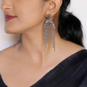 Boucles d'oreilles goutte Jhumki doublure en argent oxydé de luxe tendance pour les occasions de fête et de cadeau au meilleur prix - Product Image 3