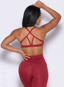 Soutien-gorge de sport Passion en velours rouge à forte demande conception de dos à bretelles réglables sous le buste incurvé et soutien-gorge de sport à impact élevé pour femmes - Product Image 2