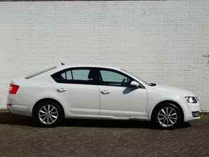 Octavia 2020 d'occasion, conduite à gauche, moteur 8L Turbo, boîte automatique, traction avant, intérieur foncé, essence, berline Aspire, toit ouvrant - Product Image 6