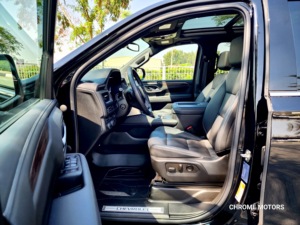 NOUVEAU Véhicule d'occasion de luxe à faible kilométrage <span class=keywords><strong>CHEVROLET</strong></span> <span class=keywords><strong>SUBURBAN</strong></span> LT 2022, modèle 2022, essence, couleur noire, bien entretenu et prêt à rouler - Product Image 6
