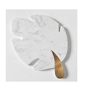 Tabla de queso de mármol Premium distintiva para usar como pieza central de servicio en fiestas recepciones y degustaciones de comida - Product Image 1