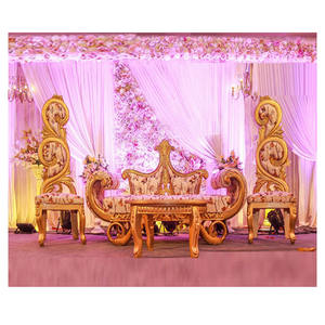 Ensemble canapé et causeuse à motif valise de luxe, élégant, pour scène de mariage - Product Image 1