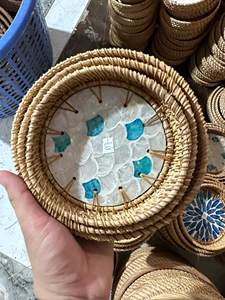 Bandeja de mimbre personalizada de origen vietnamita para servir aperitivos gourmet o organizar frutas y bocadillos con incrustaciones de conchas. - Product Image 4