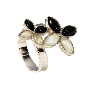 Bague pour homme en argent sterling plaqué rhodium avec onyx noir et accents de diamants taille poire 3,36 carats - Product Image 1