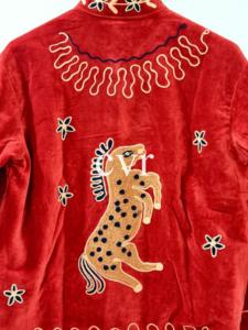 Manteau en velours rouge brodé à la main avec motif animalier, col mandarin, manches longues, grande taille, vêtements d'hiver pour femmes - Product Image 5