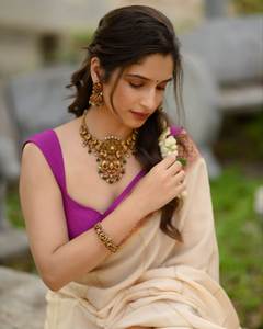 Sari en faux georgette à sequins le plus vendu avec un chemisier fantaisie pour femmes pour les occasions de fête et de mariage en provenance d'Inde - Product Image 3