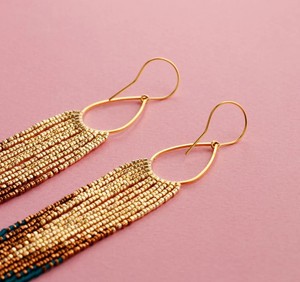 Pendientes de Flecos con Cuentas Blancas y Doradas de Alta Calidad, Hechos a Mano, Ligeros - Product Image 1