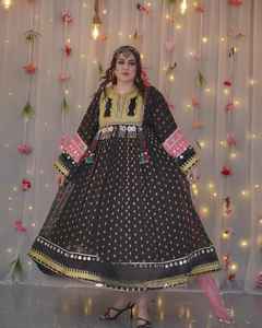 Dernières robes vintage pakistanaises pour femmes brodées bohème pour fête de mariage lourdes afghanes Kuchi naturelles fabriquées au Pakistan - Product Image 2