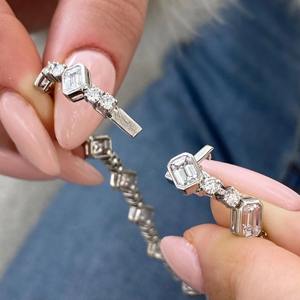 Pulsera tipo tenis con bisel de esmeraldas y diamantes redondos cultivados en laboratorio, en plata de ley 925, para mujer, a bajo precio. - Product Image 5