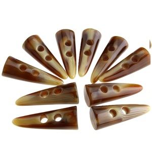 Fermoir à bascule en corne de buffle avec gravure de Logo personnalisé pour vestes Fermeture à bascule en corne de boeuf avec 4 trous pour tricots et cardigans - Product Image 1